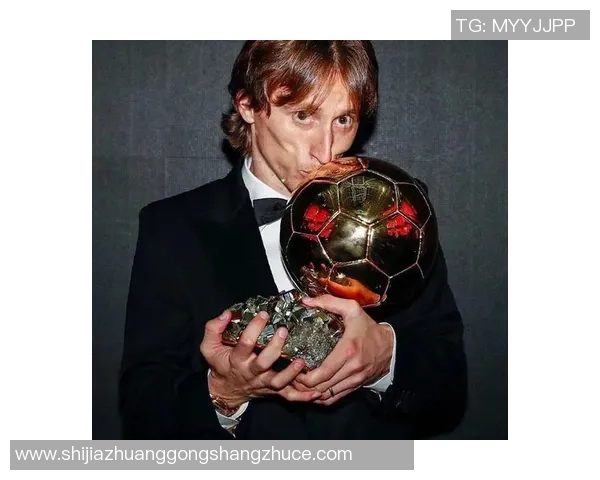 《足球巨星变身冒险记足球场外的超级英雄传奇》