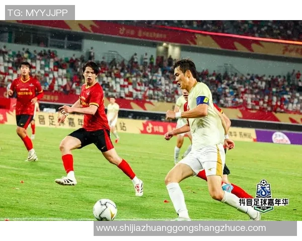 一群足球巨星争抢足球赛场瞬间 激烈对抗彰显无尽激情