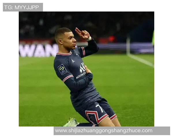 姆巴佩球场外的时尚魅力 解析他独特的穿搭风格与潮流态度