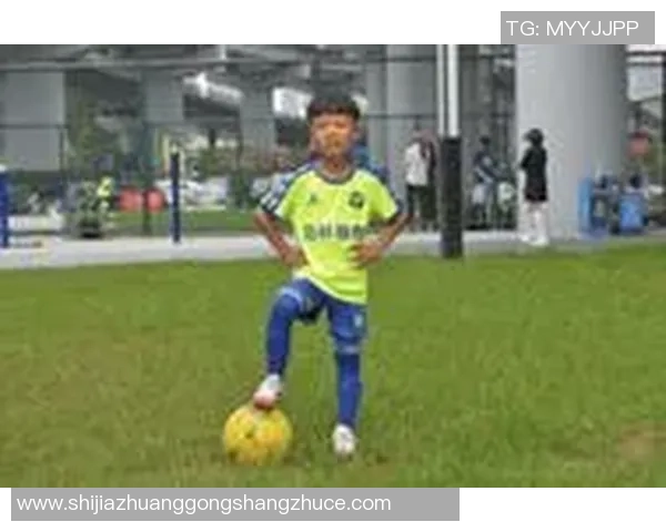 小球星崛起 足球场上的未来之星与梦想启航