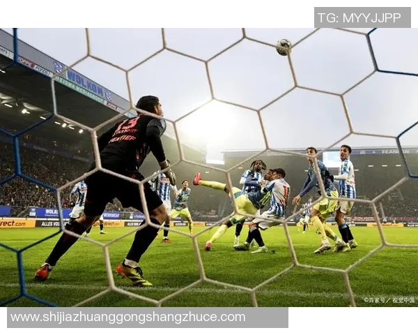 模仿足球场球星风采的年轻球员们如何通过模仿获得成功与突破