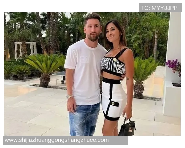 足球明星与家人共赏大名单揭晓时刻 温馨画面感动球迷